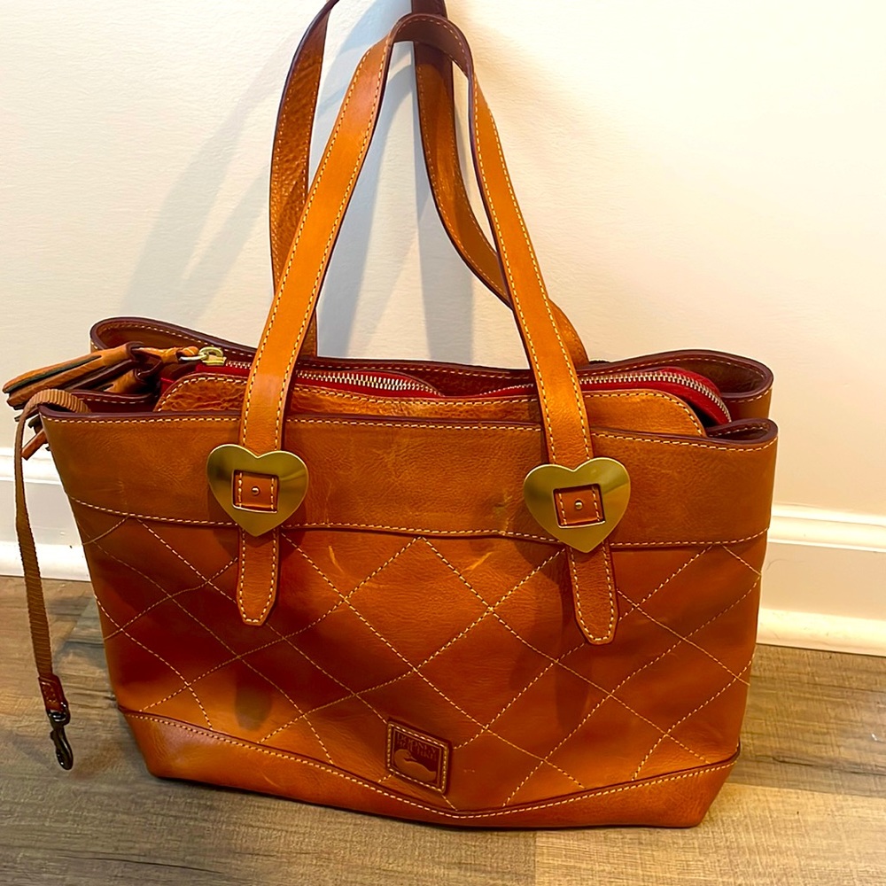 Dooney & Bourke Tote w Zipper- Camel